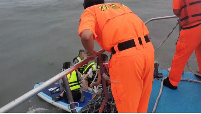 上午7时11分，海巡已先寻获4人(1男3女)，并将获救民眾送医观察。(海巡提供)