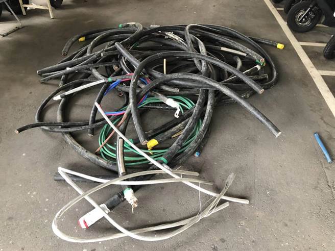 警方在現場查獲上百斤被剪斷的電纜線。（翻攝畫面／蔡明亘桃園傳真）