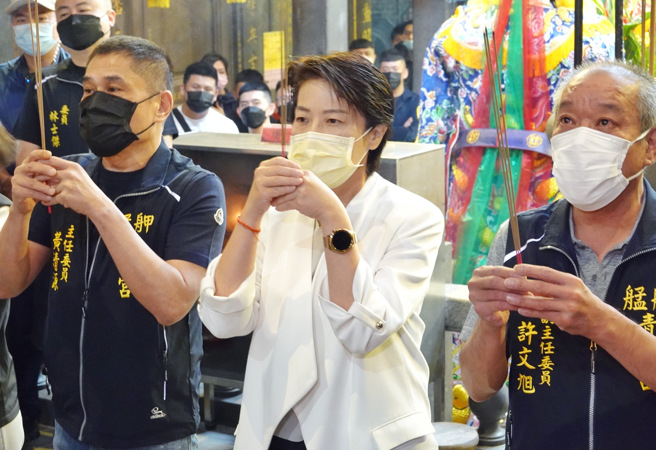 台北市长参选人黄珊珊8日前往万华青山宫参拜并受访。（姚志平摄）