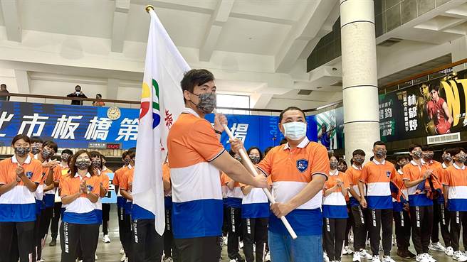 新北市长侯友宜今上午前往板桥第一运动场授旗给全运会新北代表队。（吕健豪摄）