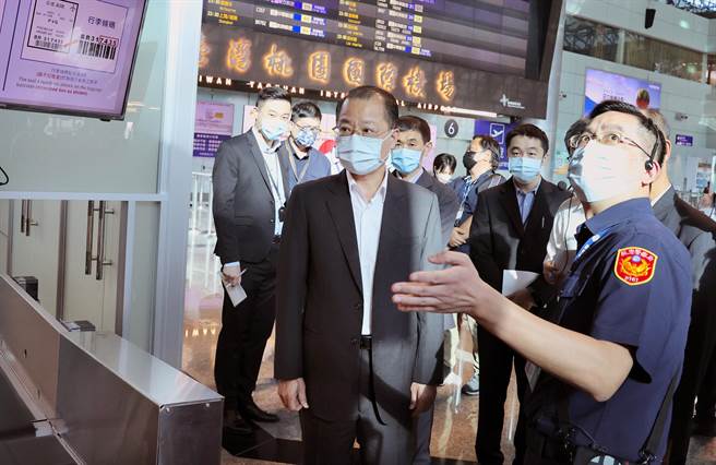 邊境解封在即，警政署長黃明昭（中）近日視察松山機場及桃園機場。（航警局提供）