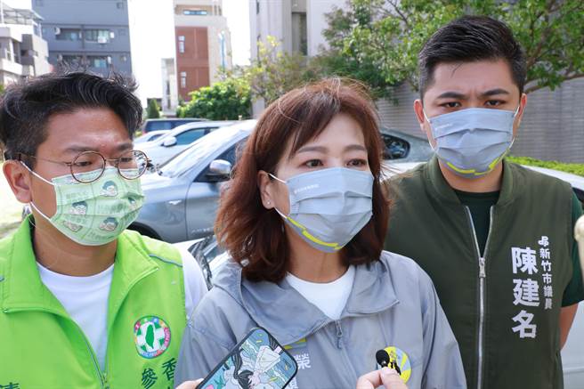 針對立委高金素梅昨為高虹安站台，民進黨新竹市長參選人沈慧虹（中）8日回應，地方上常看到前市長許明財和前議長謝文進帶高虹安跑行程，看得出高虹安與舊勢力、深藍靠攏的意圖鮮明。（王惠慧攝）