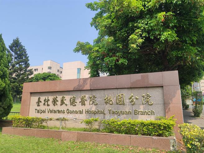 民眾党桃园市长参选人赖香伶接获陈情，有宝宝打错疫苗的家长接到关怀电话，但完全没被告知打错疫苗。到医院检查，仅有1组人在前却还是等了1小时，应变能力不佳。（赖佑维摄）