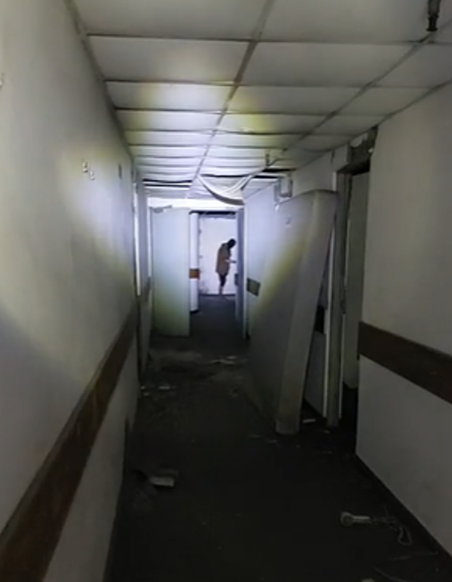 小鸡在走廊深处拍到一个人影，但对方并无回应，随后便一闪而逝。(翻摄脸书晚安小鸡)
