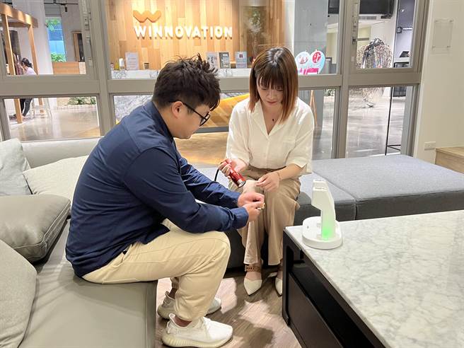 「Ultron Violet灭菌机」装在高于2公尺以上高度，可在民眾聚集在市内时同时持续消毒。(林欣仪摄)