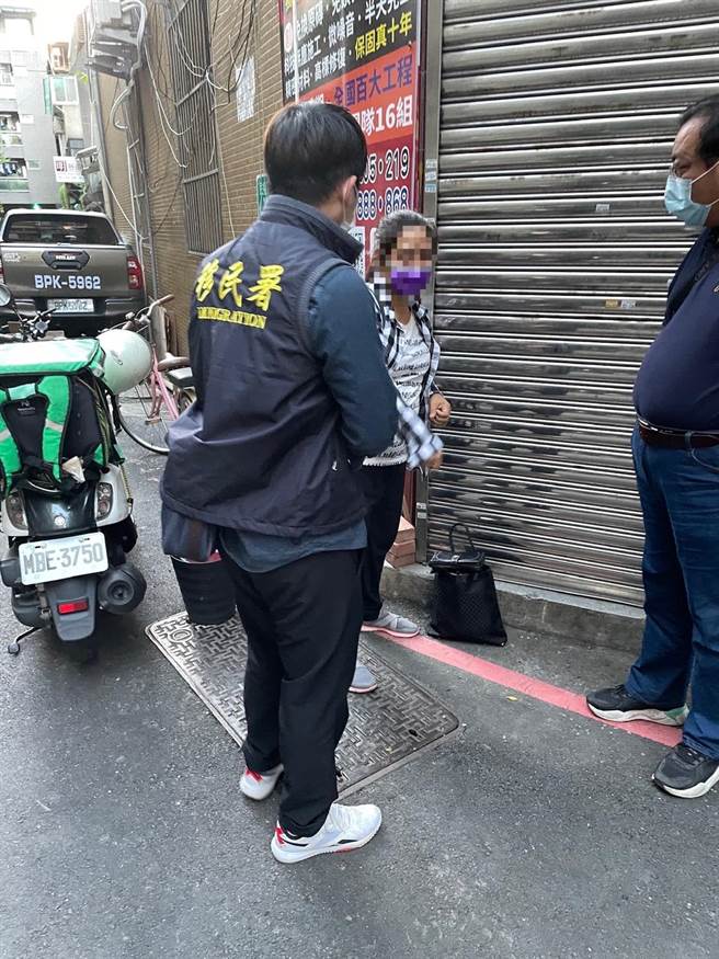 移民署干员大清早发现在街边行走的外籍女子。（移民署提供）