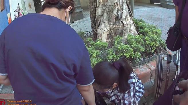 2女被拦下坦承是失联移工。（移民署提供）