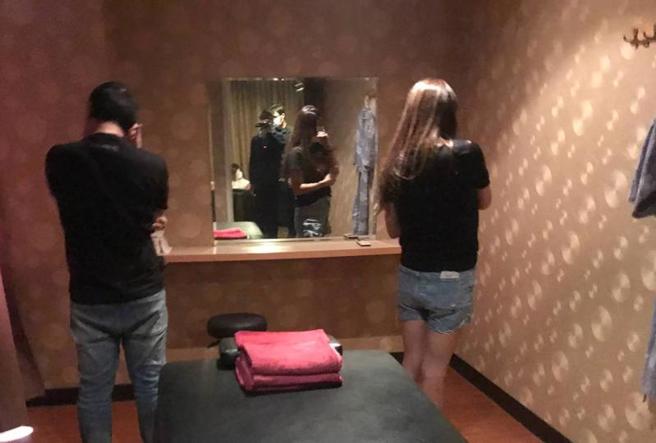 台南市中西区一家按摩纾活馆暗藏春色，疑藉由经络调理、脚底按摩等名义从事色情性交易，警方连日埋伏盯哨，7日逮捕馆内涉案的柜台负责人及女按摩师，讯后送办。（图/ 中央社）