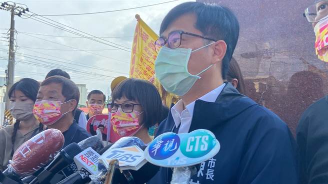 陈其迈8日上午搬出上任以后的数据回应，表示六都中人口外流最严重的是新北及台北，而柯志恩提及的失业率，也是从7.9％降为7.1％。（杨舒婷摄）