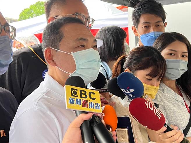 侯友宜说，目前新北市捷运都是经过交通部专家评估和国发会审查，一切交给专业。（李奇叡摄）