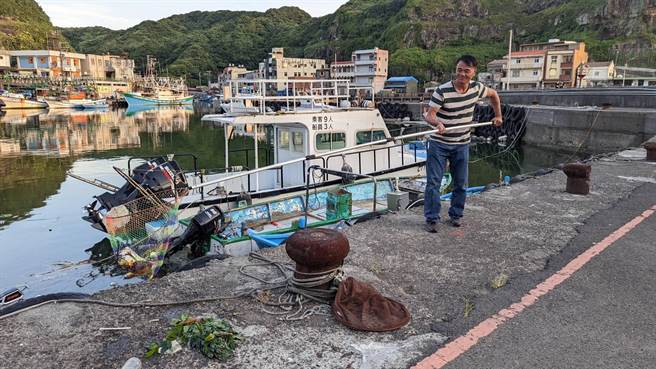 新北市渔业处与瑞芳鼻头渔港在地商家、里民合作，组成「Power鼻头志工队」，定期清理渔港内的海漂垃圾，并与瑞芳区渔会定期清运，促进地方居民投入公共事务，凝聚向心力。（新北市渔业处提供）