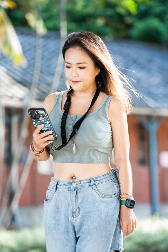 CASETiFY的特强防摔手机壳也升级顶级防护，1980元起，採全新的EcoShock防摔物料，更加高相机环及边框以保护萤幕和镜头，搭配全新能挂脖或侧背的多功能手机背带更方便，1380元。（石智中摄）