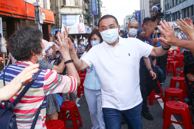 图为新北市长侯友宜（中）。（资料照,邓博仁摄）