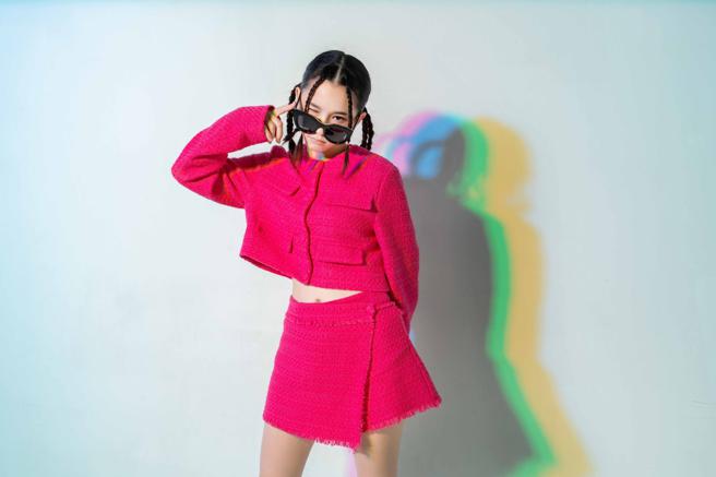 卢以恩为本次拍摄甚至用心准备歌单，将现场带入Y2K分为，MSGM桃粉短版粗花呢夹克3万2800元、桃粉粗花呢短裤1万2800元、le Specs Air Heart 2600元。（摄影/石智中、服装/MSGM、太阳眼镜/le Specs、鞋/D+AF、妆髮/高媛媛）