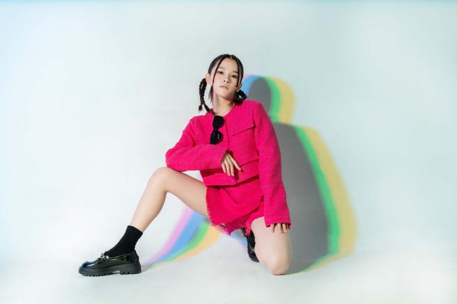 卢以恩为本次拍摄甚至用心准备歌单，将现场带入Y2K分为，MSGM桃粉短版粗花呢夹克3万2800元、桃粉粗花呢短裤1万2800元、le Specs Air Heart 2600元。（摄影/石智中、服装/MSGM、太阳眼镜/le Specs、鞋/D+AF）