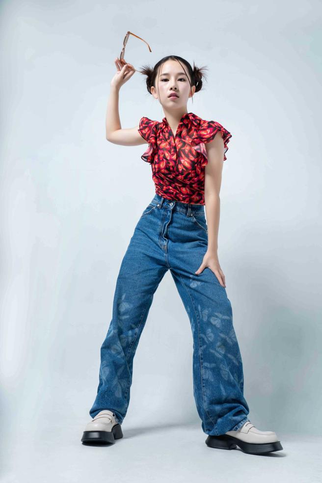 卢以恩此次接受本报邀请演绎Y2K时尚，穿上MSGM霓虹蝴蝶上衣1万5800元、MSGM蝴蝶印花牛仔裤 1万5800元、le Specs OUTTA LOVE 1940元。（摄影/石智中、服装/MSGM、太阳眼镜/le Specs、鞋/D+AF、妆髮/高媛媛）