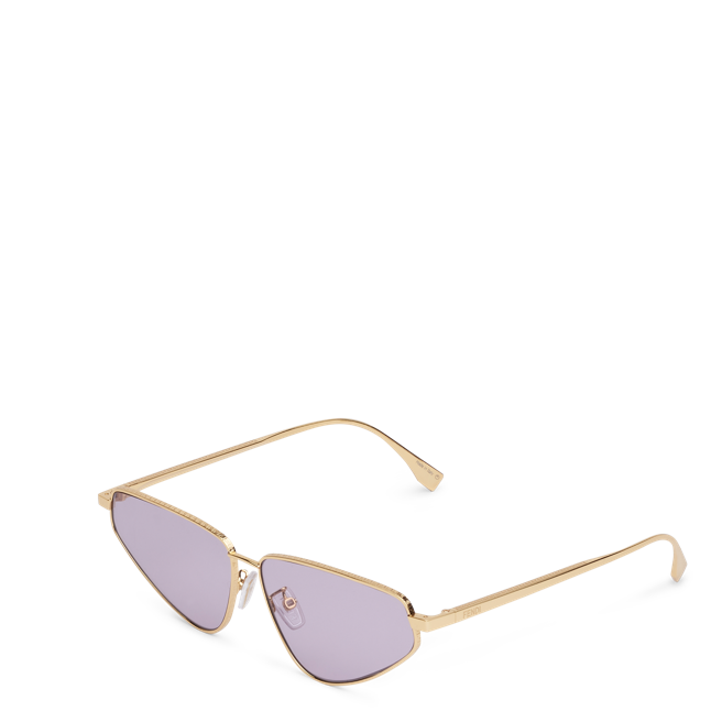 FENDI 2022 秋冬女装眼镜系列，具猫眼造型镜框，边缘刻有FENDI 经典 FF logo 图案。（FENDI 提供