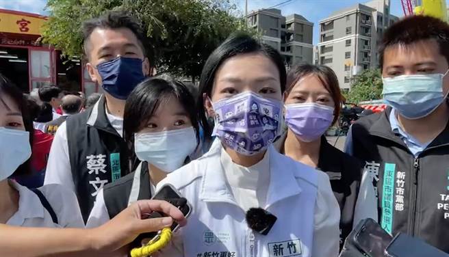 传出有黑函指控民眾党竹北市民代表林姓参选人，疑因涉嫌贪污而被任职的基金会辞退，对此身兼新竹县市党部主委的高虹安（中）证实有收到检举，且2周前就已展开调查。（王惠慧摄）