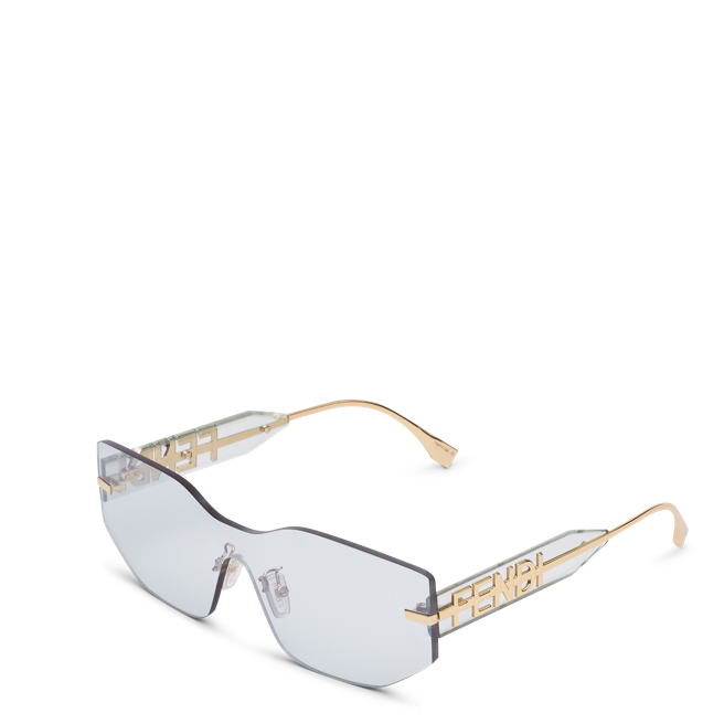 FENDI 2022 秋冬女装眼镜系列，Fendigraphy 太阳眼镜在正面饰有精细的金色嵌饰，透明镜脚上饰有相互搭配的经典 FENDI 字样。（FENDI 提供）