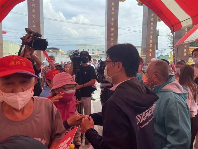 陳其邁8日前往旗津，民眾夾道歡迎。（楊舒婷攝）