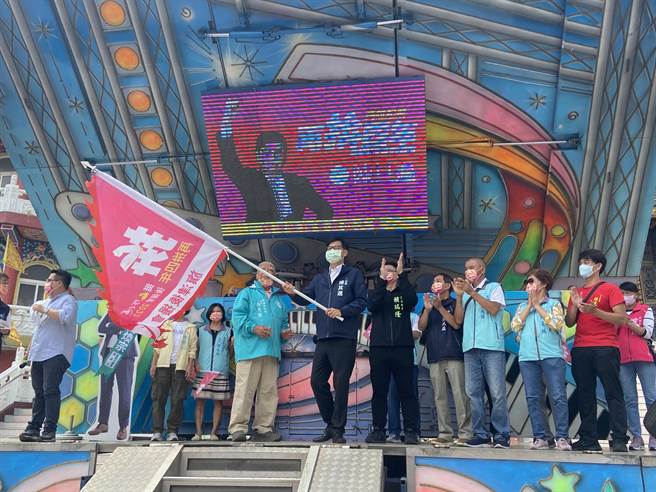 陳其邁揮舞後援會旗幟。（楊舒婷攝）