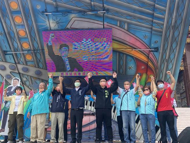 陳其邁致謝旗津居民。（楊舒婷攝）