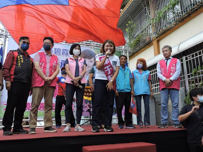 国民党高雄市长参选人柯志恩与含资深媒体人赵少康、罗友志为邱于轩竞总成立站台。（洪靖宜摄）