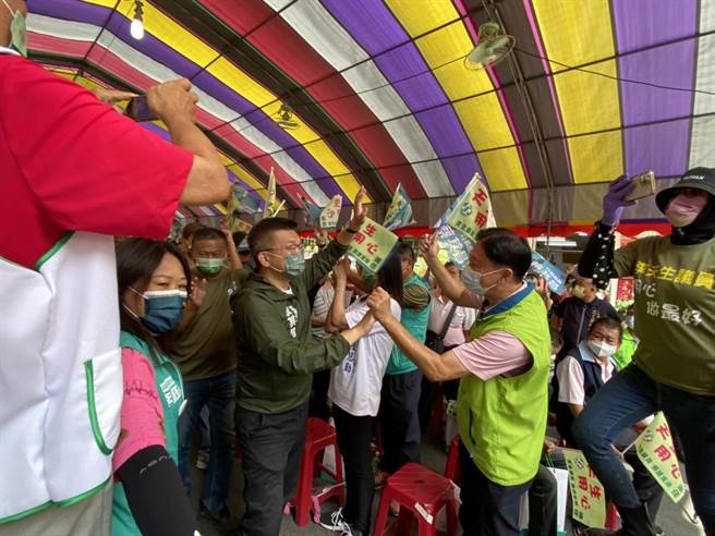 民进党提名台市长参选人蔡其昌上午到李天生大里竞选总部成立大会，受到支持者欢迎。（冯惠宜摄）