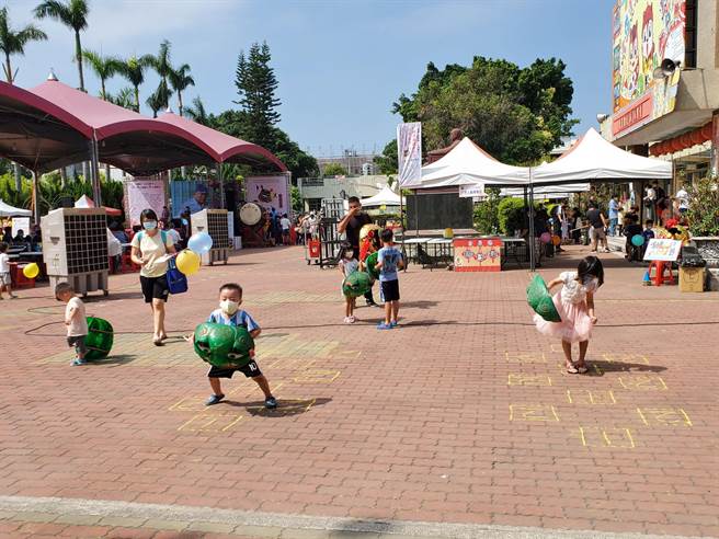 七崁武術闖關之一是舞獅頭，方法是按照地面畫的跳格子步驟。（周麗蘭攝）