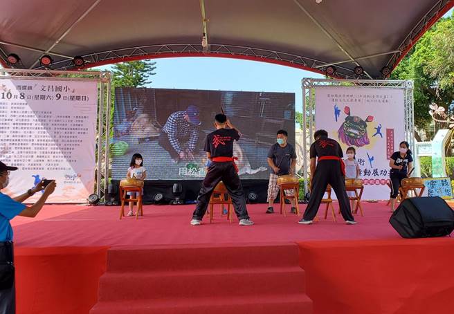 七崁武術闖關之一打鼓，有年輕師父現場指導簡單的鼓點。（周麗蘭攝）