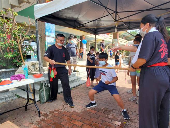 蹲馬步擊水球，七崁武術一點也不難。（周麗蘭攝）