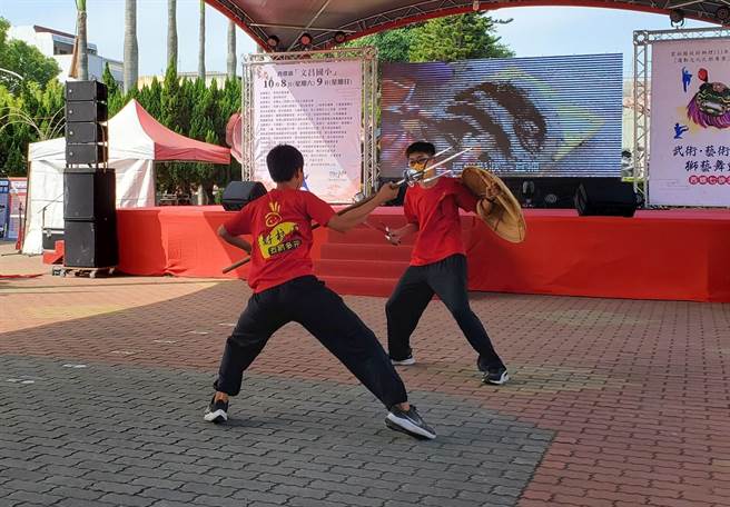西螺國中武術隊表演精湛。（周麗蘭攝）