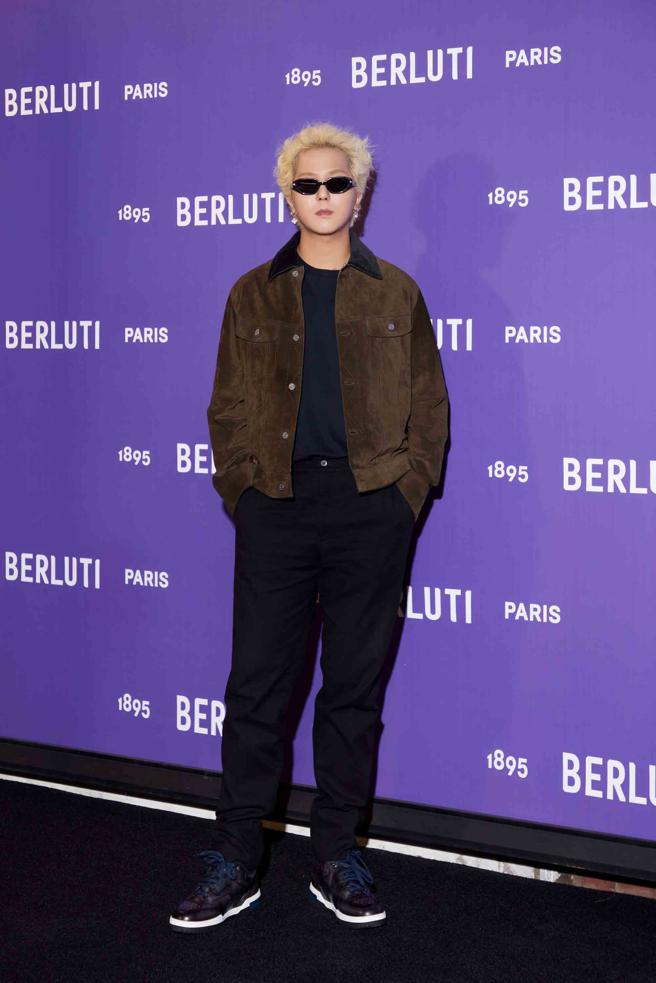 宋旻浩著Berluti_暖綠色絨面皮革外套，16萬4000元、黑色刺繡T-Shirt 1萬8000元、黑色羊毛長褲3萬5000元、Playoff 黑色低筒運動鞋6萬9000元，出席品牌活動。（Berluti提供）