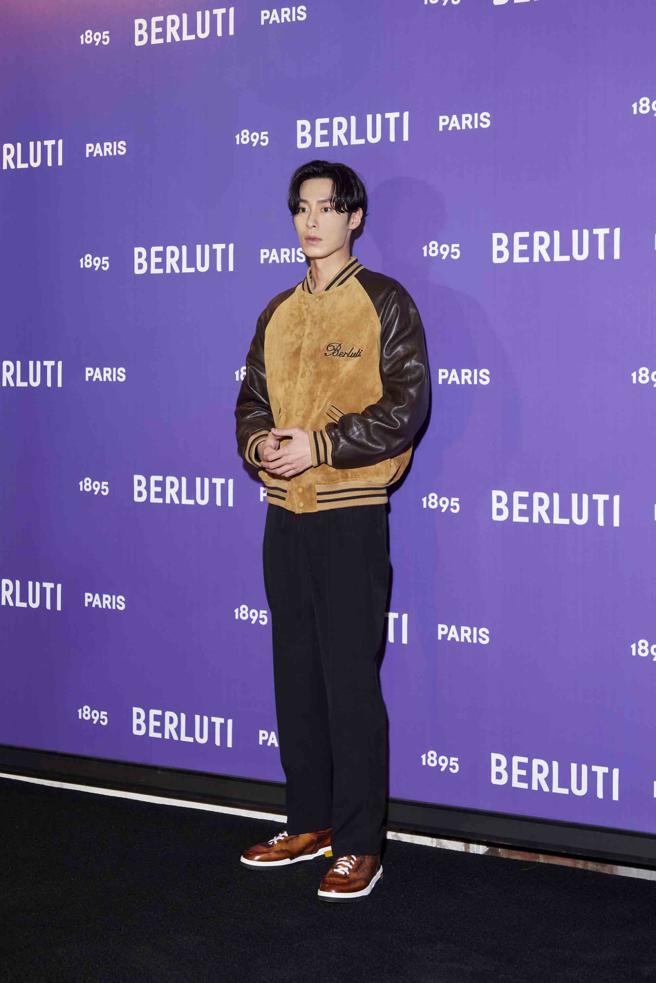 李宰旭身穿Berluti駝色皮革刺繡 logo 外套 20萬7000元、黑色羊毛長褲3萬5000元、白色刺繡 logo T 1萬8000元、Playoff 蜂蜜色低筒運動鞋，6萬9000元。（Berluti提供）