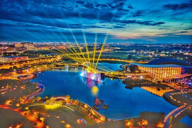 2022年国庆烟火重返嘉义，将于故宫南院施放高空焰火，并加入无人机、水舞灯光表演。但国民党智库召集人陈学圣今质疑，故观南院已连续3年安排无人机表演，但3年都由同家厂商得标，还兼取得水舞表演，质疑其中有弊。（故宫南院提供）