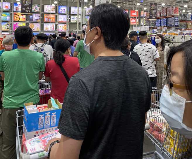 国泰世华银当机，好市多高雄大顺店塞爆。（图／网友授权提供）