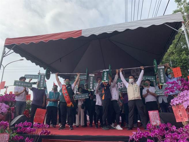 现场百工百业青年团送上代表地方发展重任的杠铃，由黄伟哲和李宗翰举起，代表承担责任和肩负乡亲期待。（议员李宗翰服务处提供／李俊淇台南传真）