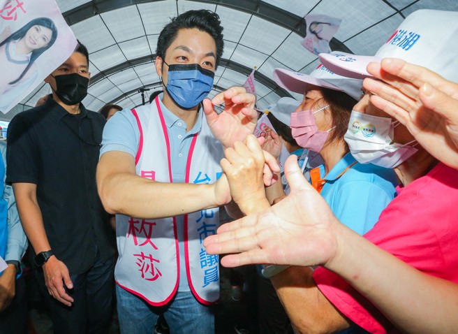 国民党台北市长参选人蒋万安（中）8日出席议员阙枚莎竞选总部成立大会，所到之处，受到民眾的夹道欢迎。他也承诺将加倍努力，让自己成为市民心中最好的选择。（粘耿豪摄）