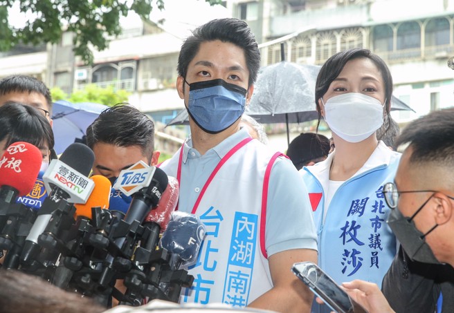 国民党台北市长参选人蒋万安（中）8日出席议员阙枚莎（右）竞选总部成立大会，针对市长参选人黄珊珊认为辩论应回到公共议题，而不是打高空。他表示辩论就是告诉市民对台北市政未来擘画的方向跟态度，让市民了解自己持续专注的政策。（粘耿豪摄）