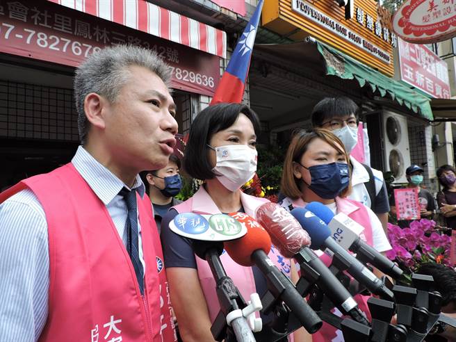 资深媒体人罗友志（左）今出席邱于轩竞总成立大会。（洪靖宜摄）