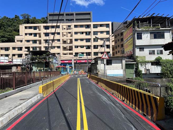 养工处经评估并与当地里长及居民会勘、取得共识之后，于双城桥上游侧增设人行桥，图为改善后画面。（新北市工务局提供）