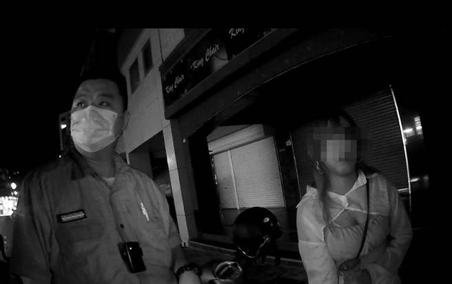 18岁刘姓女子闯红灯被拦查，酒测值超标。（翻摄照片／高雄洪靖宜传真）