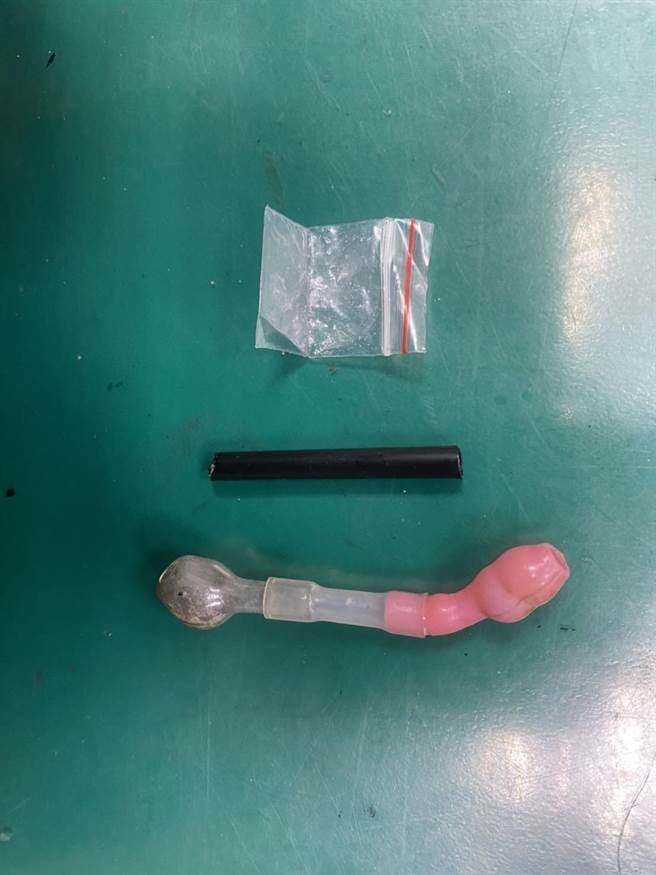 彭男自知难逃法网，便主动交付二级毒品安非他命1包（毛重0.22公克）及安非他命吸食器1组。（警方提供／李奇叡新北传真）