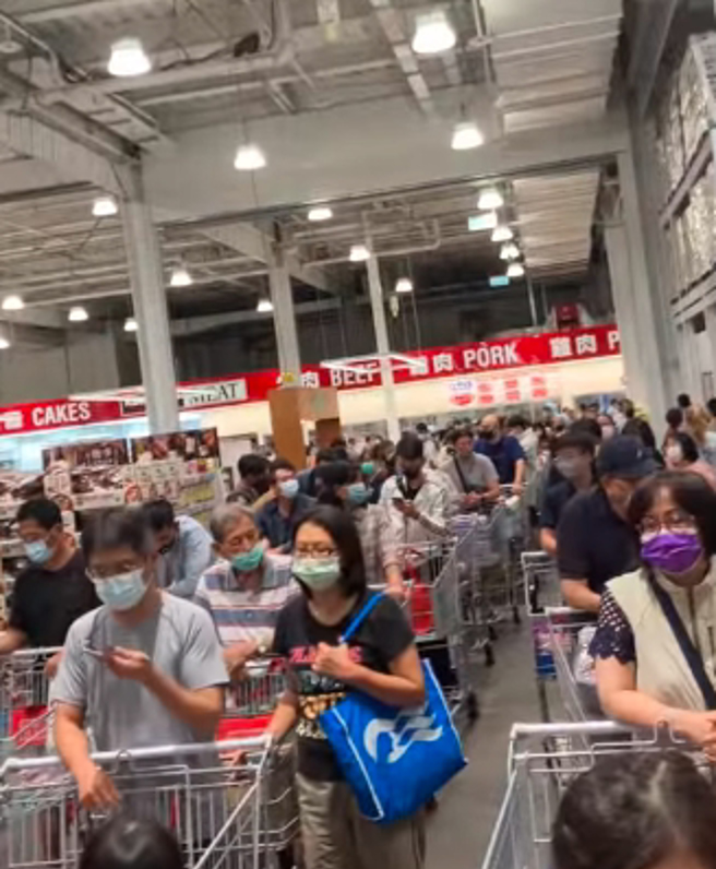 国泰世华银故障，好市多结帐区塞爆，民眾排队1小时超崩溃。（图／翻摄自COSTCO 好市多 商品消费心得分享区）