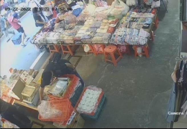 基隆市警局第三分局逮捕一名身背2条窃盗罪通缉的惯窃，并将他移送法办。（基隆市警局提供／张志康基隆传真）