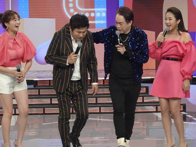 康康（右二）日前上胡瓜、吴怡霈以及赖慧如主持的《最强综艺秀》。（民视提供）