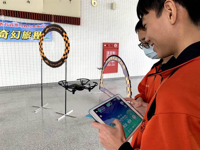 国立中山大学附中与国教署合作，110年首办无人机营队活动，广邀邻近高国中学生免费参与，深获学子好评。(教育部提供／李侑珊台北传真)