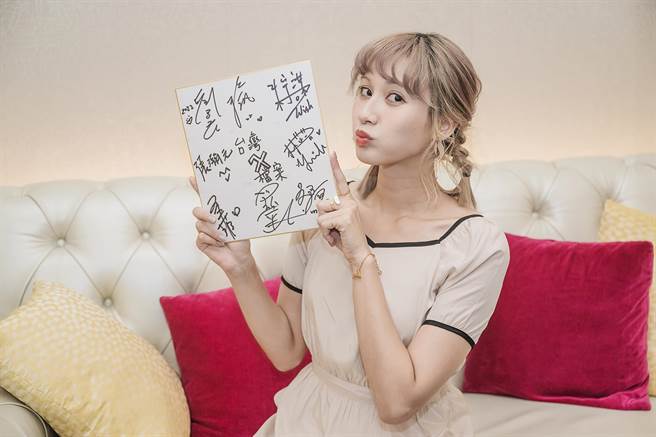 郑亚宠粉，替粉丝签名。（LiTV、中视）