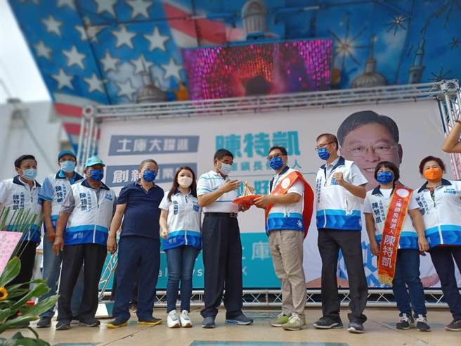 无党籍土库镇长参选人陈特凯（右四）8日成立竞选总部，前县长张荣味（右五）为他送蒜头吉祥物。（周丽兰摄）