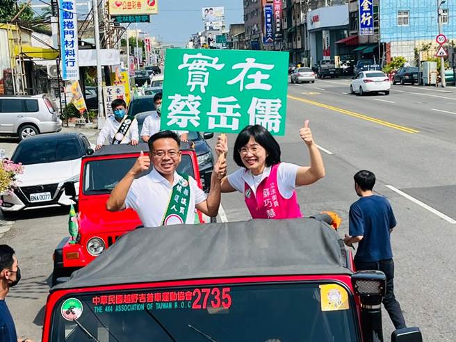 云林县议员蔡岳儒（左）与立委苏巧慧（右）是台大同学，她特地南下北港陪蔡岳儒扫街拜票兼打气。（周丽兰摄）